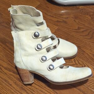 DKode Cream Leather Ankle Boots